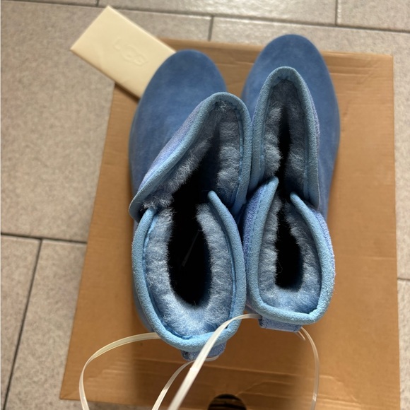 UGG Women’s Vibrant Blue Boots - Picture 2 of 8